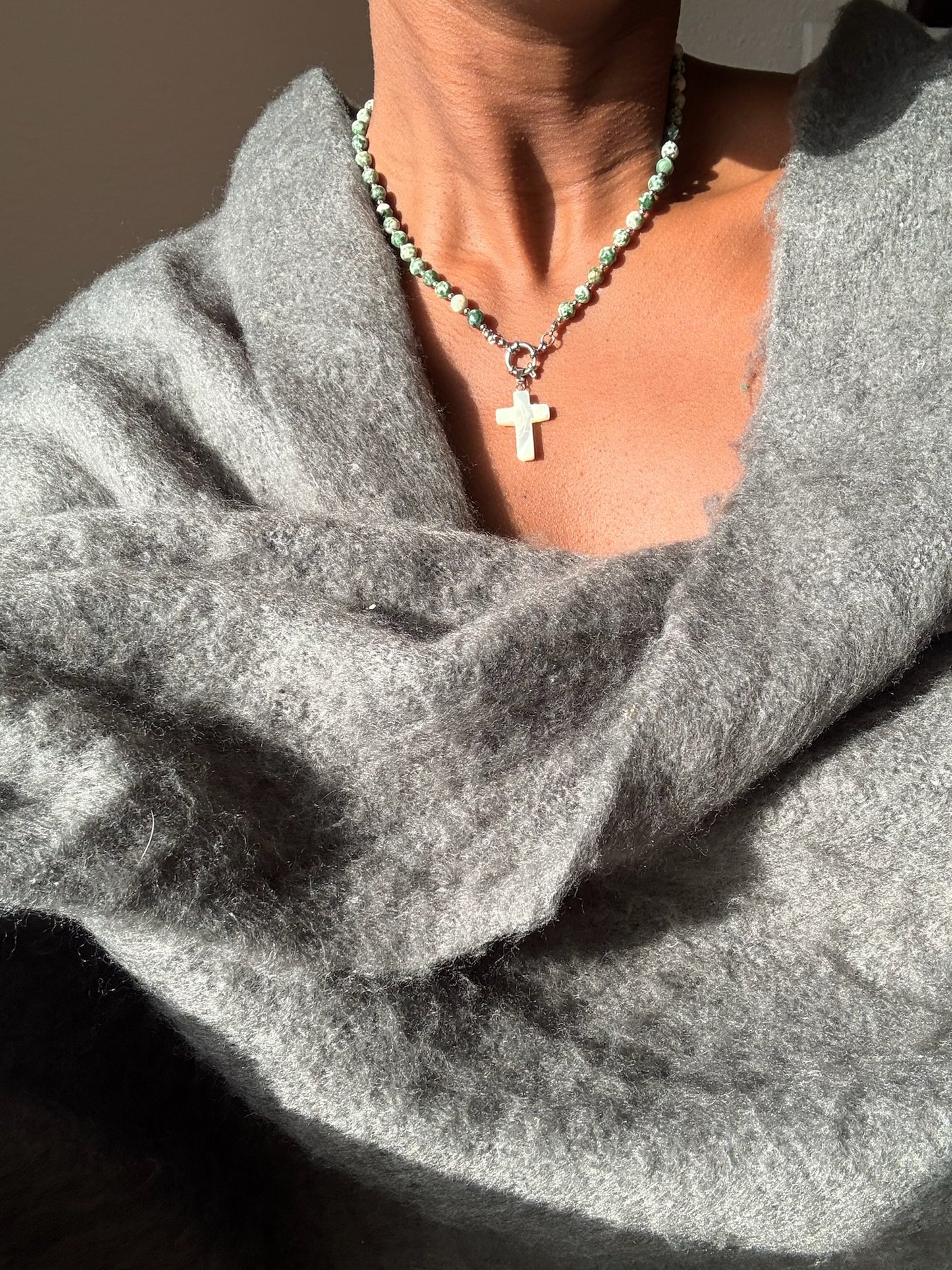Collar Cruz Ágata Musgo
